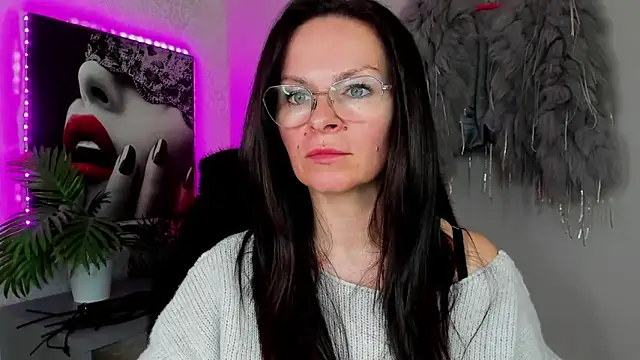 HelenLuxx online show from April 8, 2026, 3:13 pm