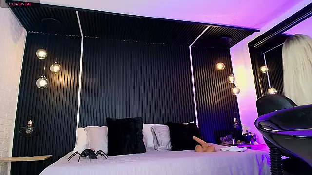 Snapshot of _Holly_Cat chatting on February 7, 2025, 7:49 pm Holly Cat online show from February 7, 2025, 7:49 pm