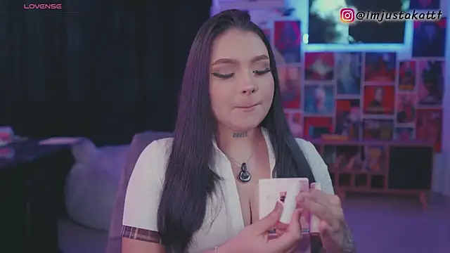 sensualkattt online show from April 18, 2026, 10:32 pm