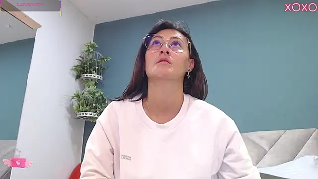Snapshot of SharisWillian chatting on September 10, 2025, 4:00 am SharisWillian online show from September 10, 2025, 4:00 am