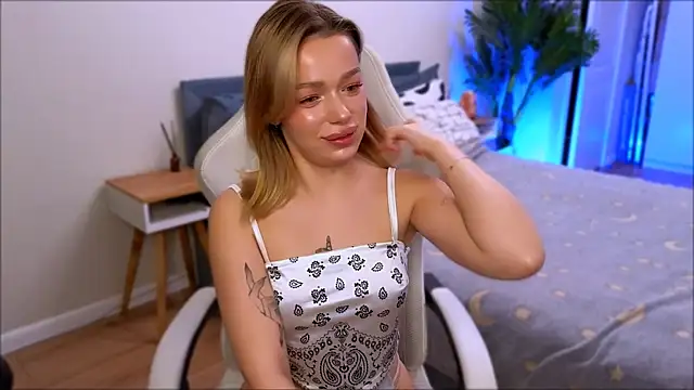 Lily Yin online show from December 19, 2025, 5:43 am