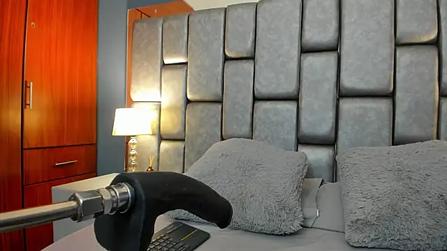 Foxy Assh  online show from September 20, 2025, 1:05 pm