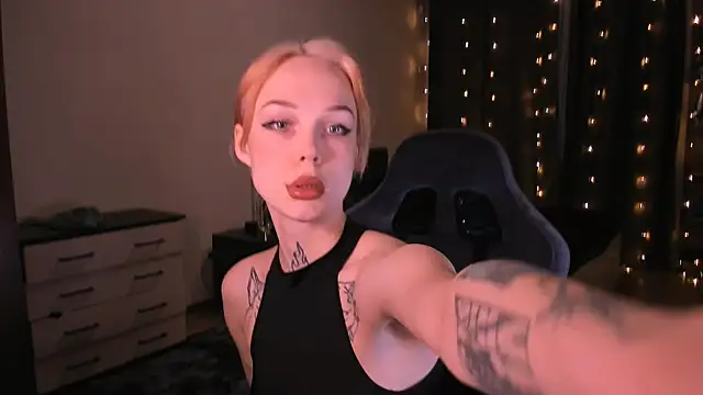 Snapshot of Polusladkoye chatting on December 21, 2025, 8:20 pm Polusladkoye online show from December 21, 2025, 8:20 pm