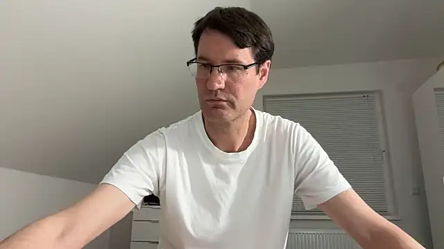 Snapshot of zxzx_cam1 chatting on April 24, 2026, 3:47 pm zxzx cam1 online show from April 24, 2026, 3:47 pm