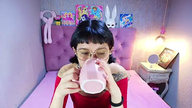 charlottemoonxz online show from March 4, 2026, 7:10 pm