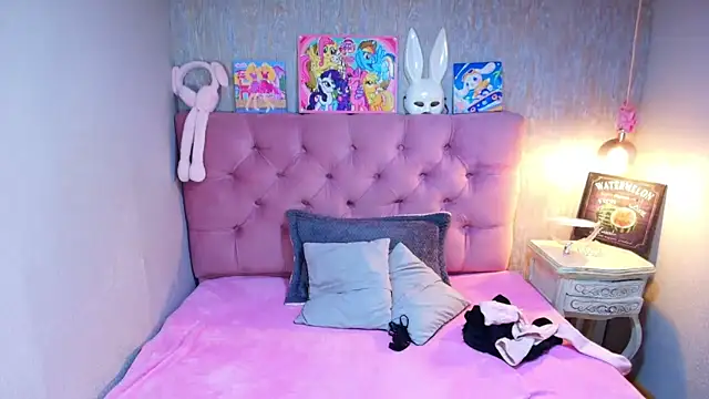 charlottemoonxz online show from March 18, 2026, 6:42 pm