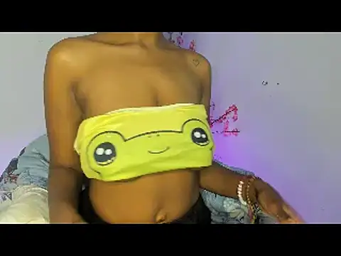 Snapshot of CarolinneMoor chatting on March 19, 2025, 1:21 am CarolinneMoor online show from March 19, 2025, 1:21 am