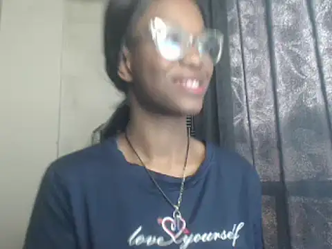 Snapshot of CarolinneMoor chatting on January 3, 2025, 11:56 am CarolinneMoor online show from January 3, 2025, 11:56 am