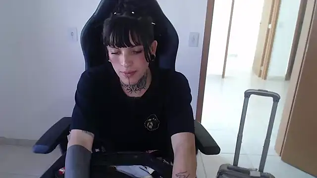 charlotbelucci  online show from October 1, 2025, 5:50 pm