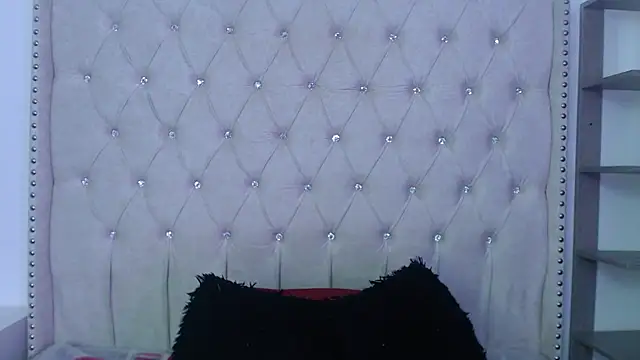 Abril Squirt online show from November 18, 2025, 8:12 pm