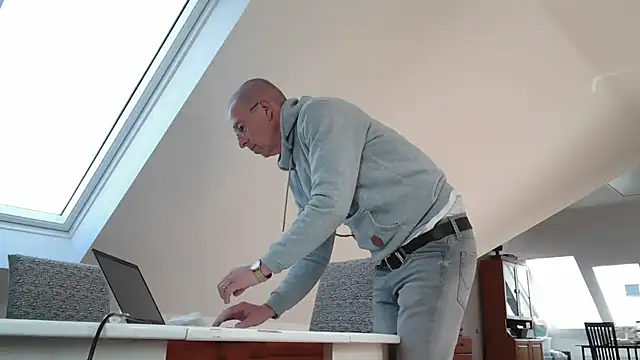 maxmueller321 online show from April 4, 2026, 9:05 am