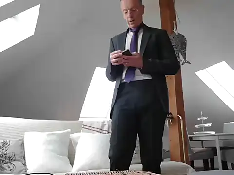 maxmueller321 online show from February 12, 2026, 12:38 pm