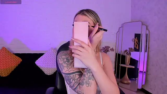 ViolettHansson online show from December 2, 2025, 6:53 pm