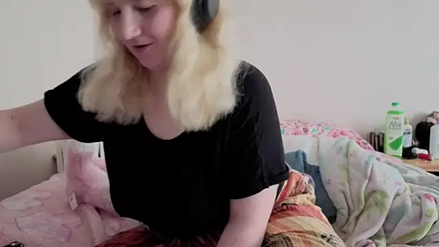 Snapshot of Glitch_Witch chatting on June 11, 2026, 8:50 pm Glitch Witch online show from June 11, 2026, 8:50 pm