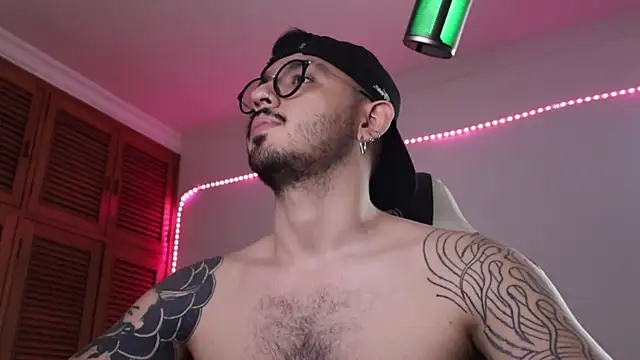 Snapshot of Gray_Owen chatting on December 29, 2024, 10:57 pm Gray Owen online show from December 29, 2024, 10:57 pm