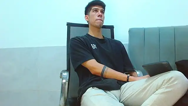 jhony-sex online show from May 1, 2026, 3:11 am