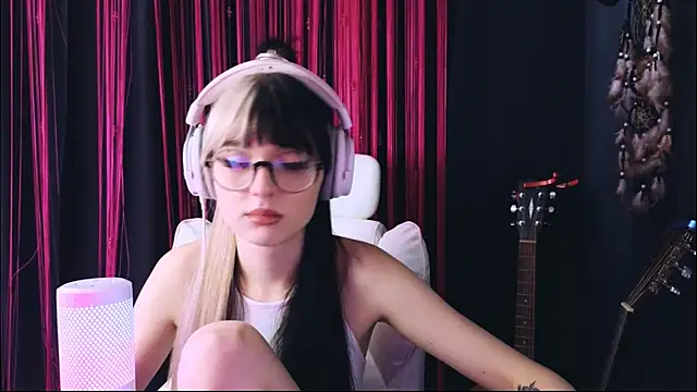 Snapshot of Avi_Nile chatting on February 4, 2026, 3:23 am Avi Nile online show from February 4, 2026, 3:23 am