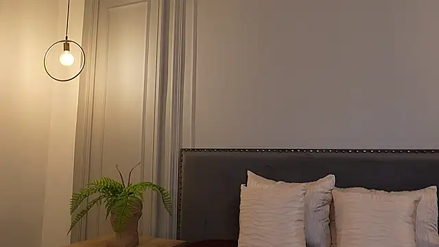 IrisBaker online show from October 3, 2025, 9:38 pm