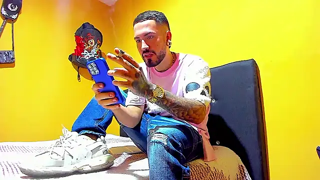 Snapshot of smoker445 chatting on December 23, 2025, 1:05 am smoker445 online show from December 23, 2025, 1:05 am