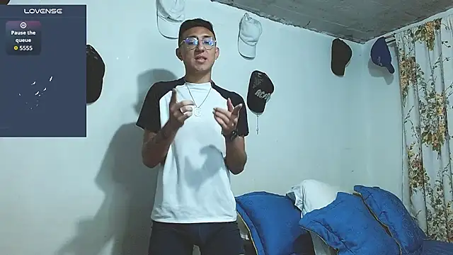 samfox  online show from April 18, 2026, 11:01 am