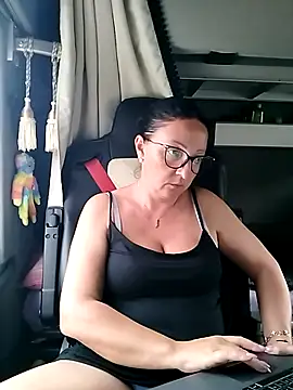 cuplubijoanna online show from October 31, 2025, 4:14 pm