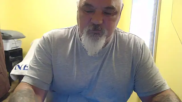 Newfiesausage1972 online show from November 10, 2025, 4:23 pm