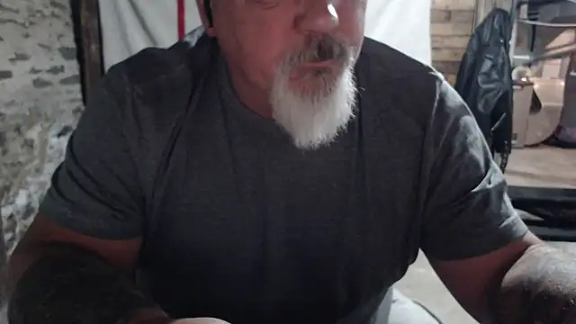 Newfiesausage1972 online show from November 20, 2025, 10:38 am