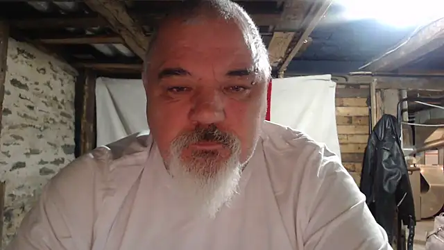 Newfiesausage1972 online show from November 15, 2025, 11:14 am