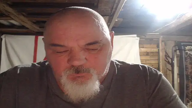 Newfiesausage1972 online show from January 8, 2026, 11:33 pm