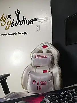 Yaumiko online show from November 27, 2025, 7:14 pm