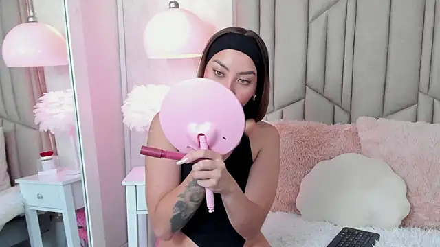 Snapshot of AudreyElla chatting on January 17, 2025, 12:20 am AudreyElla online show from January 17, 2025, 12:20 am