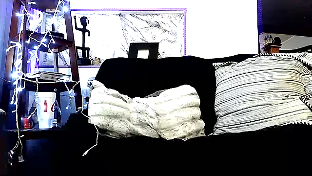 Snapshot of Genevieve143 chatting on May 22, 2026, 2:20 am Genevieve143 online show from May 22, 2026, 2:20 am