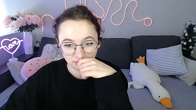 Mini Diva online show from March 17, 2026, 9:12 am