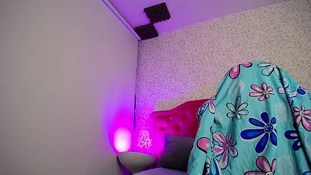 luly pink online show from April 17, 2026, 4:04 am