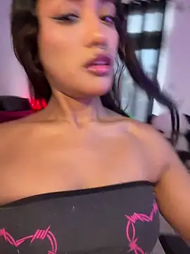 Snapshot of VictoireFeller chatting on February 4, 2026, 10:27 pm VictoireFeller online show from February 4, 2026, 10:27 pm