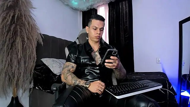 Snapshot of Aron_Dark chatting on June 8, 2026, 2:39 pm Aron Dark online show from June 8, 2026, 2:39 pm