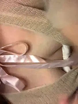 HoneyBuns 05 online show from December 17, 2024, 3:49 pm