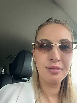 Snapshot of LilouKat chatting on May 4, 2026, 12:41 pm LilouKat online show from May 4, 2026, 12:41 pm