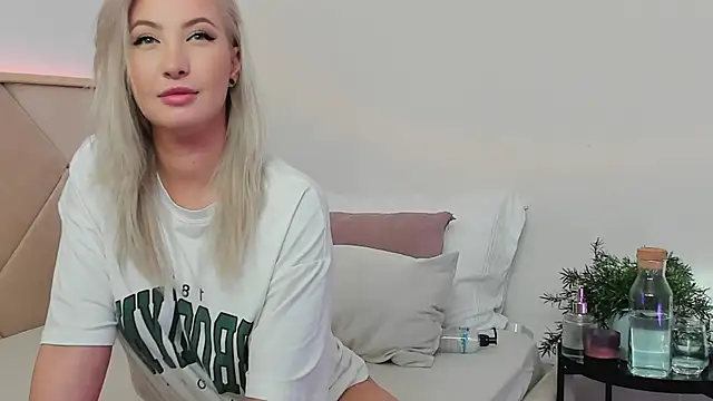 Snapshot of LilouKat chatting on January 27, 2025, 11:00 am LilouKat online show from January 27, 2025, 11:00 am