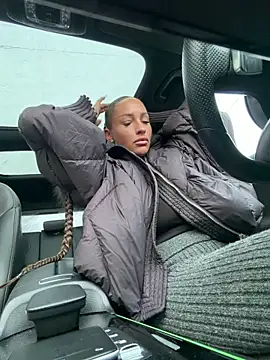 LovingBlondie online show from February 11, 2026, 6:13 am