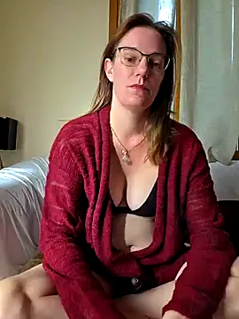 Snapshot of SpiceLea chatting on September 24, 2025, 8:10 am SpiceLea online show from September 24, 2025, 8:10 am