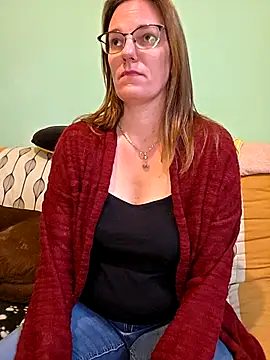 Snapshot of SpiceLea chatting on December 4, 2025, 1:43 pm SpiceLea online show from December 4, 2025, 1:43 pm