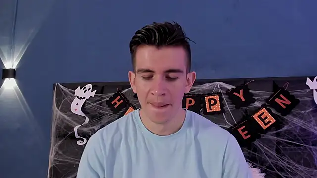 MikaelSlow online show from October 26, 2025, 4:02 am