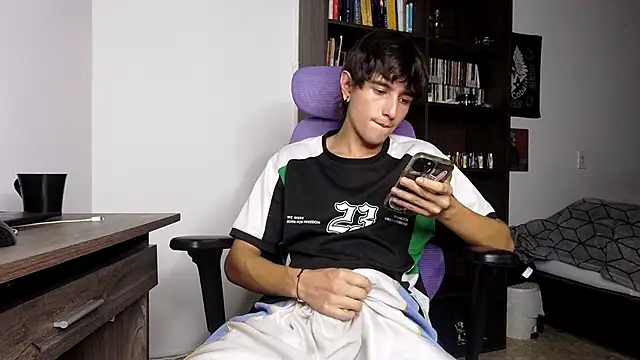 Snapshot of alex_connorr chatting on November 2, 2025, 10:59 pm alex connorr online show from November 2, 2025, 10:59 pm