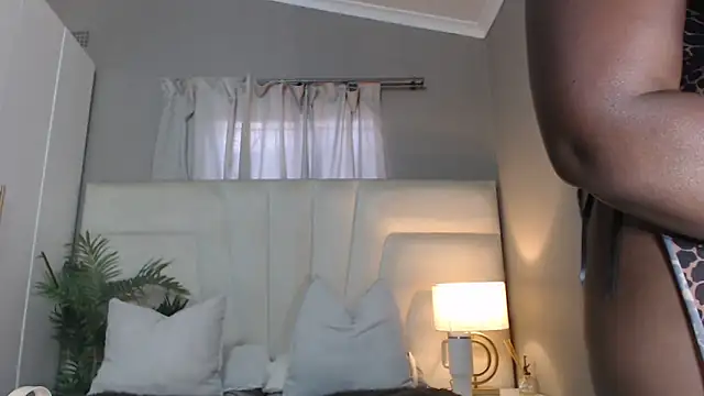 naughtyblackdolie online show from April 4, 2026, 9:27 am