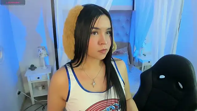 Hanna  Becker  online show from December 15, 2025, 3:34 am