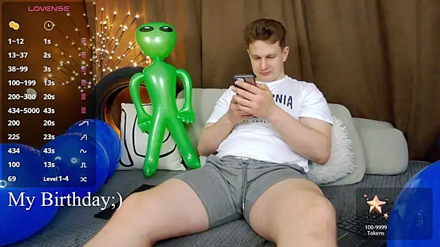 Snapshot of charlie_smiley chatting on May 15, 2026, 6:06 pm charlie smiley online show from May 15, 2026, 6:06 pm