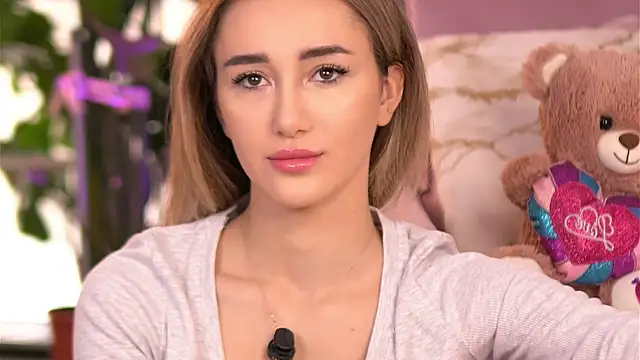 EmilyRaymont online show from September 15, 2025, 5:08 am