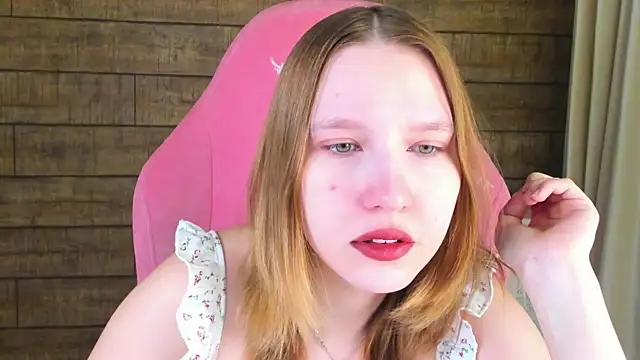LiliLinn online show from June 12, 2026, 4:21 am