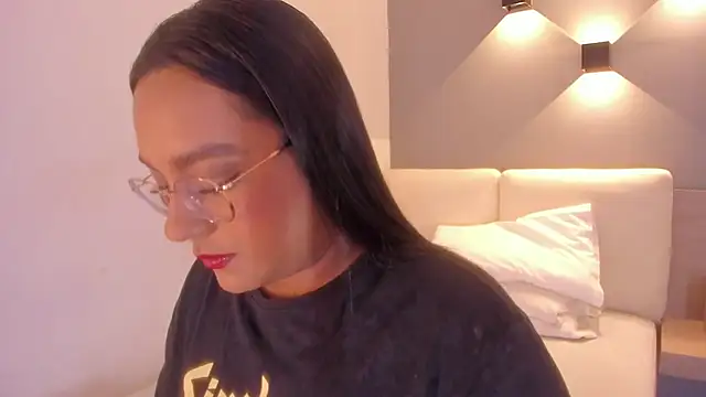 ellamontoya online show from September 24, 2025, 11:17 am